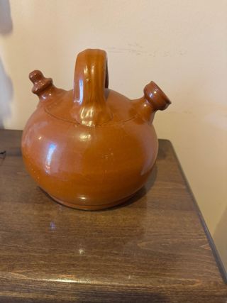 Botijo de barro tradicional