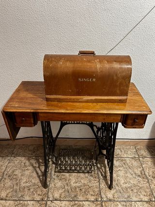 Máquina de coser antigua con mueble original