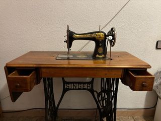 Máquina de coser antigua con mueble original