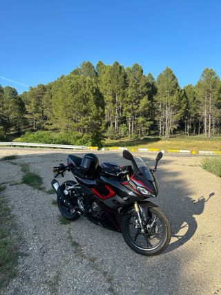 Moto Deportiva Negra y Roja