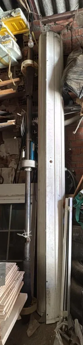 Puerta de garaje de persiana de unos 3,00 x 3,50.