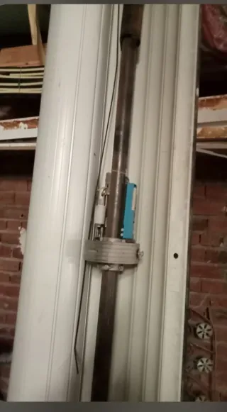 Puerta de garaje de persiana de unos 3,00 x 3,50.