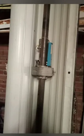 Puerta de garaje de persiana de unos 3,00 x 3,50.