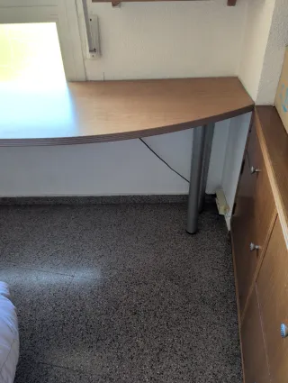 Scrivania in legno con cassettiera