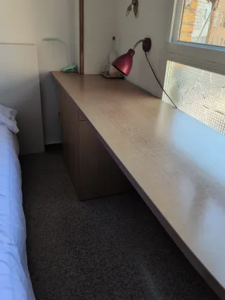 Scrivania in legno con cassettiera