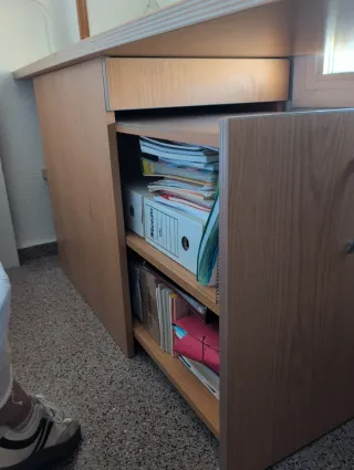 Scrivania in legno con cassettiera