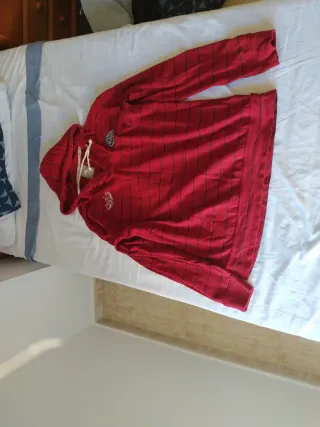 Sudadera con capucha roja