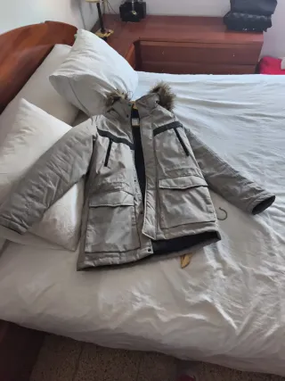 Chaqueta gris con capucha y pelo