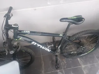 Bicicleta de montaña negra