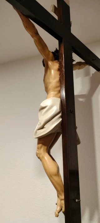 Cristo crucificado figura religiosa.