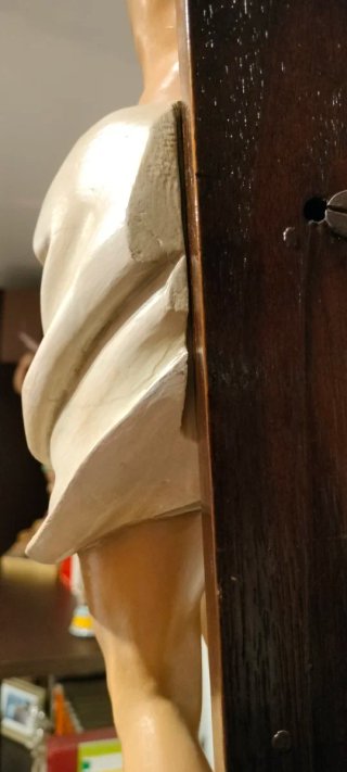 Cristo crucificado figura religiosa.