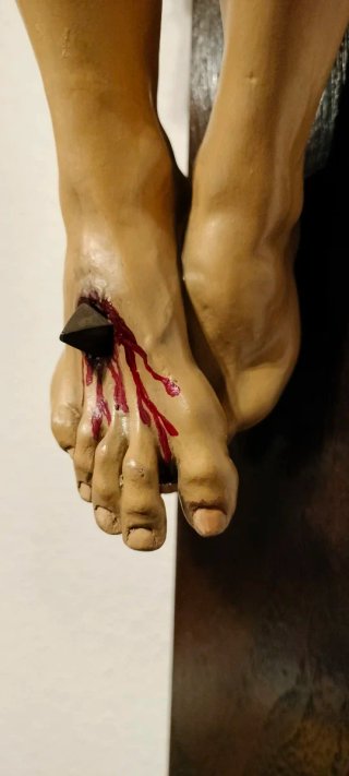 Cristo crucificado figura religiosa.