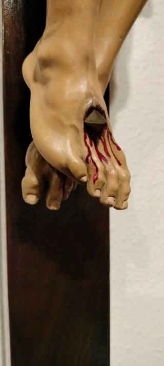 Cristo crucificado figura religiosa.