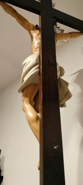 Cristo crucificado figura religiosa.
