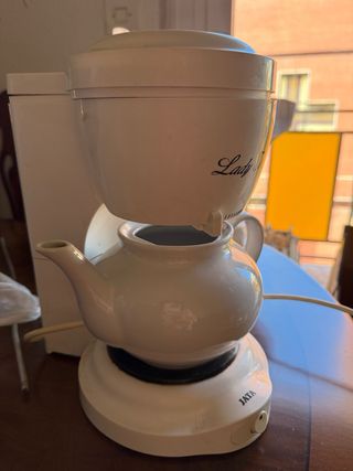 Cafetera Lady Tea con base Jata