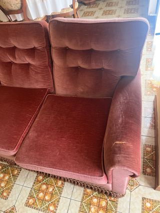 Divani e poltrona color rosso vino