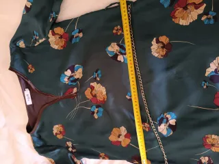 Vestido floral verde con cinturón dorado