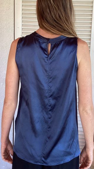 Blusa senza maniche in seta blu di Brunello Cucinelli