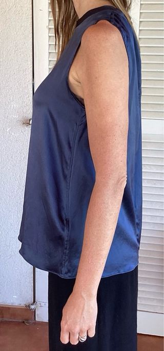 Blusa senza maniche in seta blu di Brunello Cucinelli