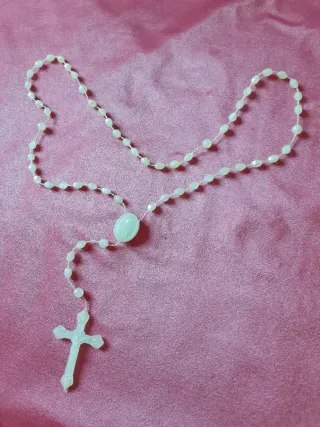 Rosario blanco con cruz y óvalo