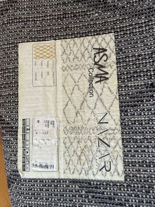 Alfombra beige y negra