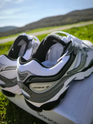 Zapatillas Saucony grises y blancas