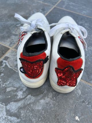 Zapatillas deportivas blancas con serpiente