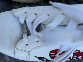 Zapatillas deportivas blancas con serpiente