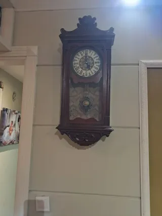 Reloj de péndulo antiguo de madera