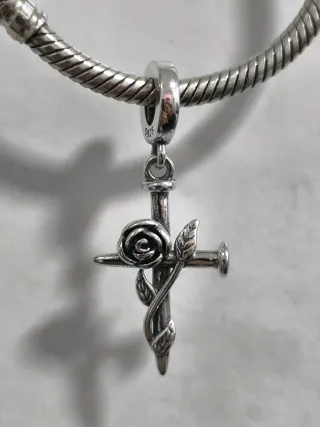 Charm Cruz con Rosa y Clavo