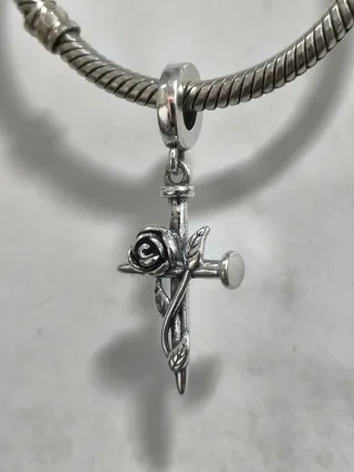 Charm Cruz con Rosa y Clavo