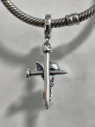 Charm Cruz con Rosa y Clavo