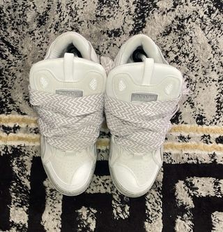 Lanvin Paris Curb Sneakers Blancas Grises