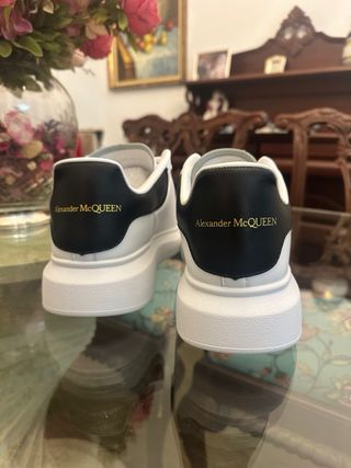 Sneakers Alexander McQueen bianche e nere