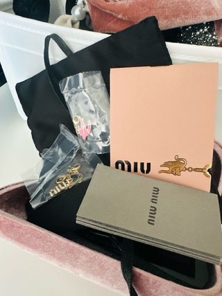 Gafas de sol Miu Miu negras y doradas