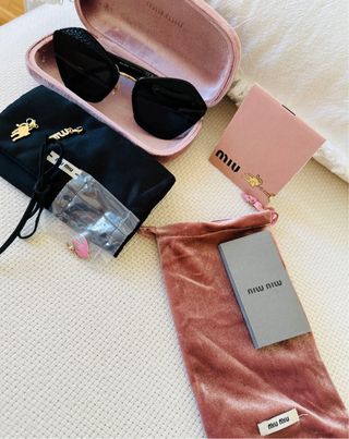 Gafas de sol Miu Miu negras y doradas