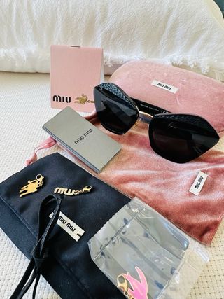 Gafas de sol Miu Miu negras y doradas