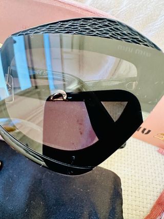 Gafas de sol Miu Miu negras y doradas