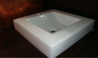Lavabo cuadrado de sobre encimera en cerámica.