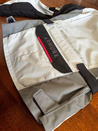 Chaqueta Armure Dune Impermeable Gris Claro