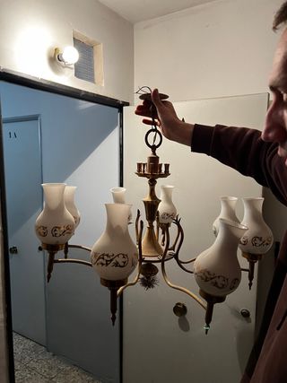 Lámpara de techo dorada y blanca