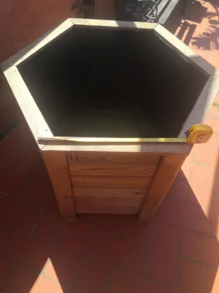 Macetero de madera hexagonal