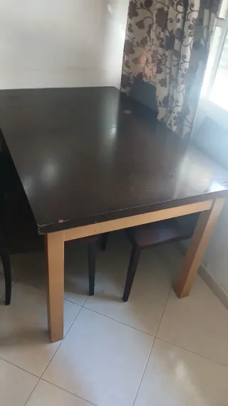Mesa de comedor de madera oscura