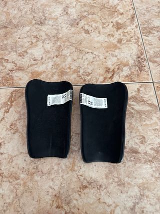 Espinilleras Nike Negras