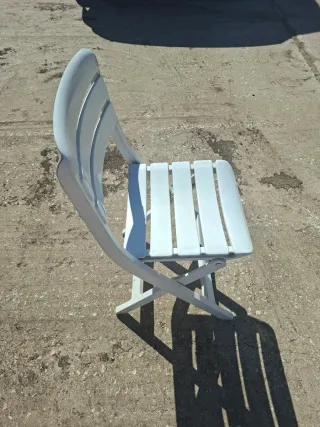 Silla de plástico blanca plegable