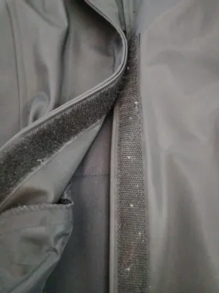 Chubasquero negro con cinturón