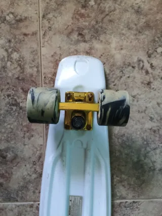 Skate NKX Deluxe 22 Blanco y Dorado