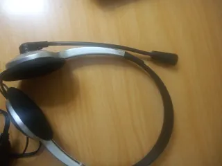 Auriculares con diadema y micrófono para portátil.
