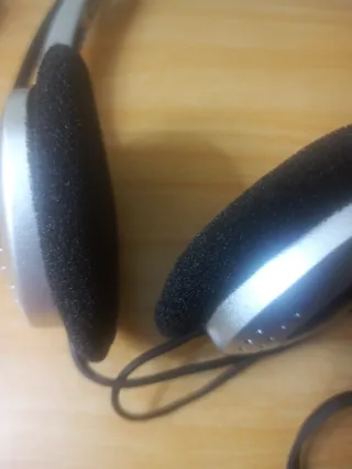 Auriculares con diadema y micrófono para portátil.