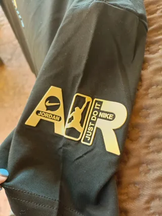 Camiseta Nike Jordan Negra Letras Doradas